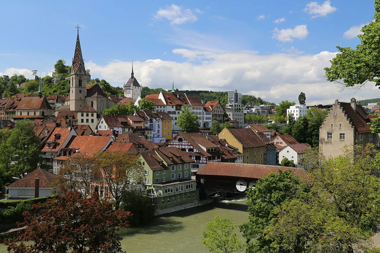 Altstadt von Baden mit gedeckter Brücke im Kanton Aargau