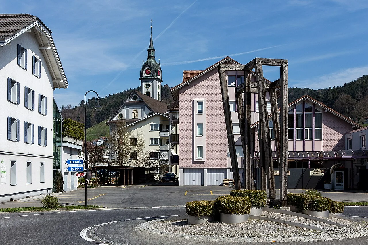 Dorfzentrum von Dagmersellen mit Kreisel und Kirche im Kanton Luzern